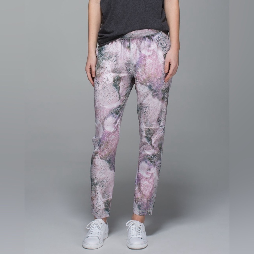 Lululemon Namaskar Pant II in Sugar Crush Multi - size 6